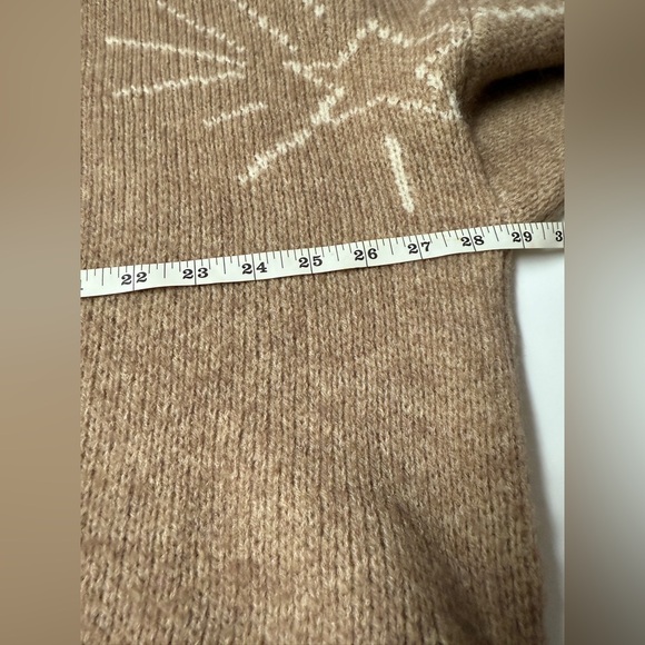 Entro Tan Sweater with Starburst Design - Picture 7 of 11